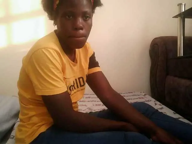 Cute-nina live sex cam on Showamateur